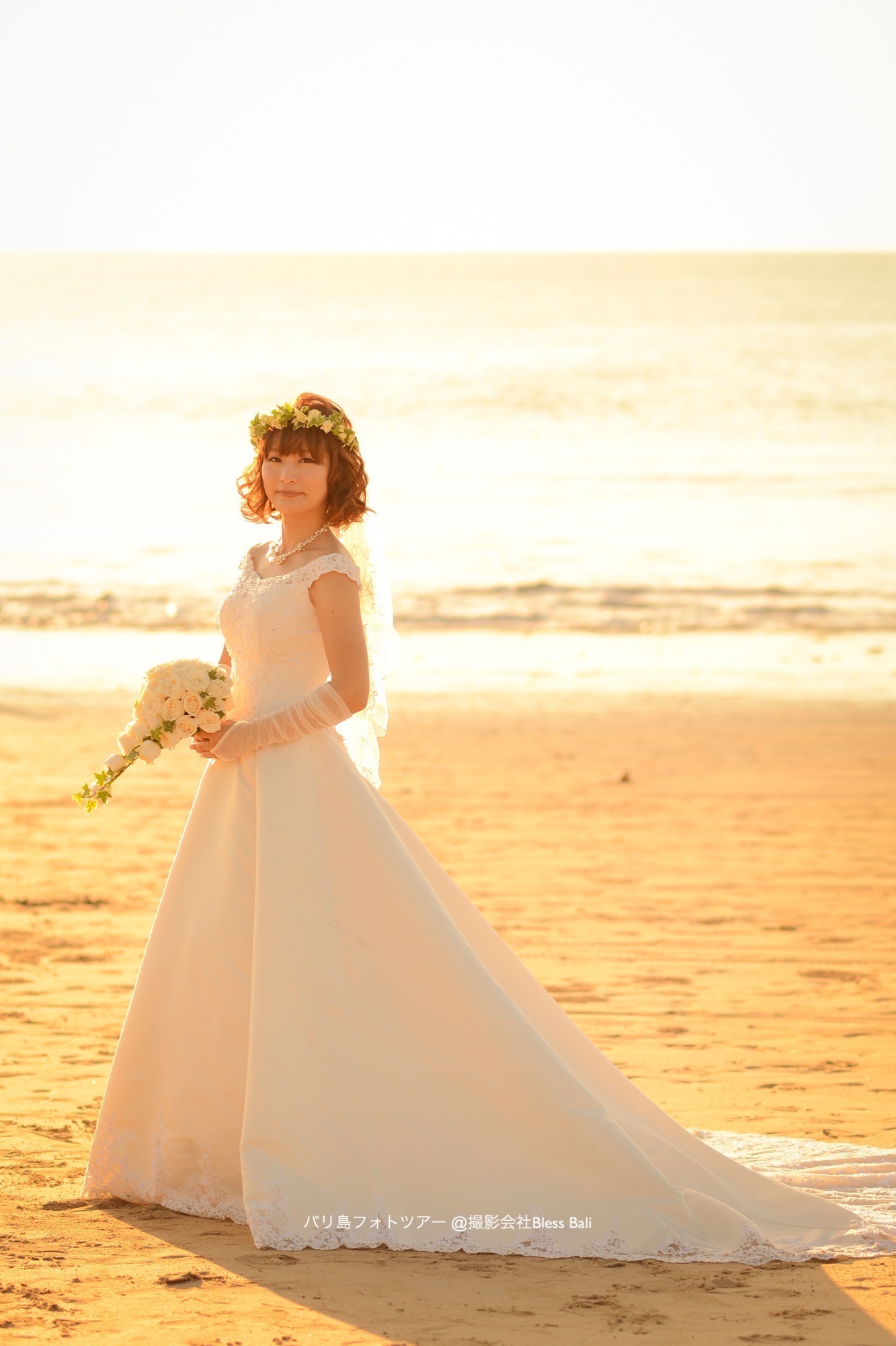 バリ島サンセットの中に立つ花嫁様